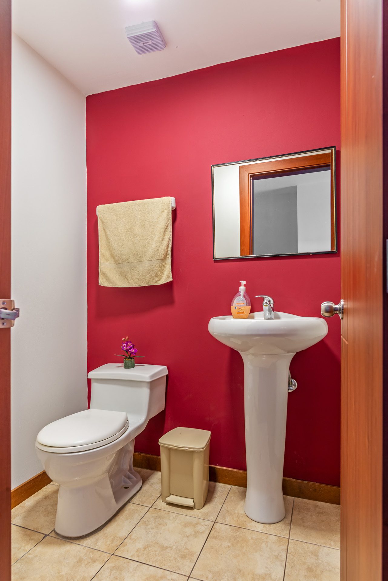 Medio Baño social Medio Baño social con extractor de olores